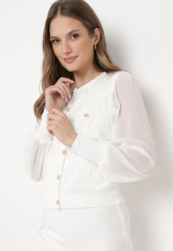 Born2be - Biała Elegancka Bluzka z Ozdobnymi Guzikami i Siateczkowymi Rękawami ze Ściągaczem Melorian. Okazja: na co dzień. Typ kołnierza: dekolt w łódkę. Kolor: biały. Materiał: jeans. Styl: elegancki