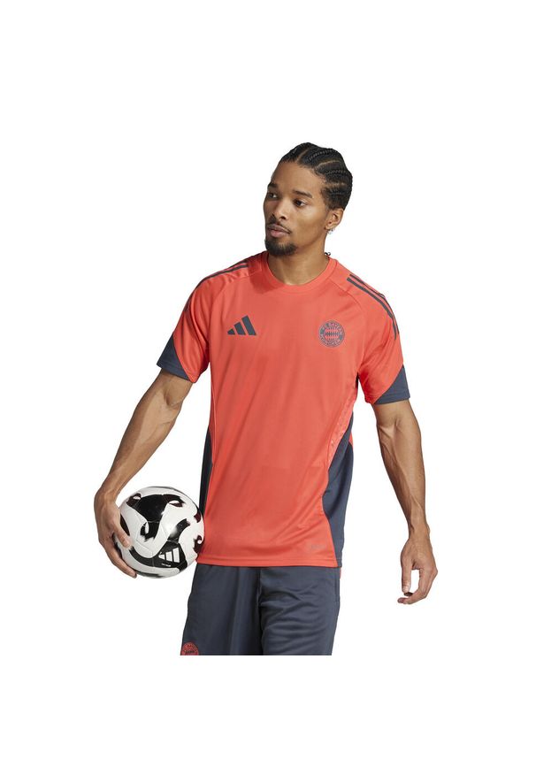 Adidas - Koszulka treningowa Bayern Monachium 2025/26. Kolor: pomarańczowy. Sport: piłka nożna