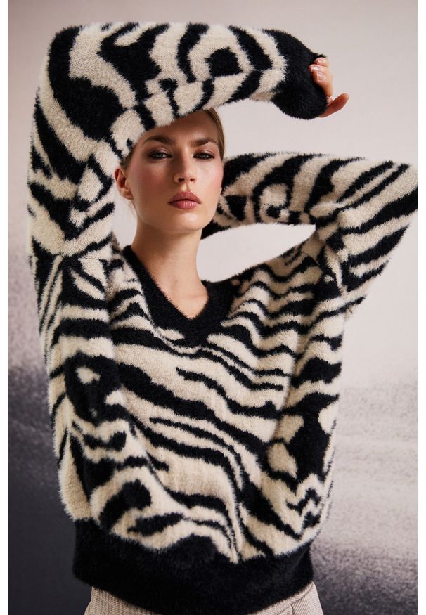 MOODO - Wzorzysty sweter czarny. Kolor: czarny. Materiał: poliester, poliamid