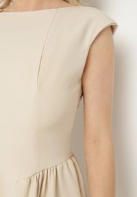 Born2be - Beżowa Sukienka o Rozkloszowanym Kroju z Wiązaniem i Dekoltem w Łódkę Aladriela. Okazja: na co dzień. Typ kołnierza: dekolt w łódkę. Kolor: beżowy. Długość rękawa: krótki rękaw. Sezon: wiosna, lato. Styl: klasyczny, casual #3