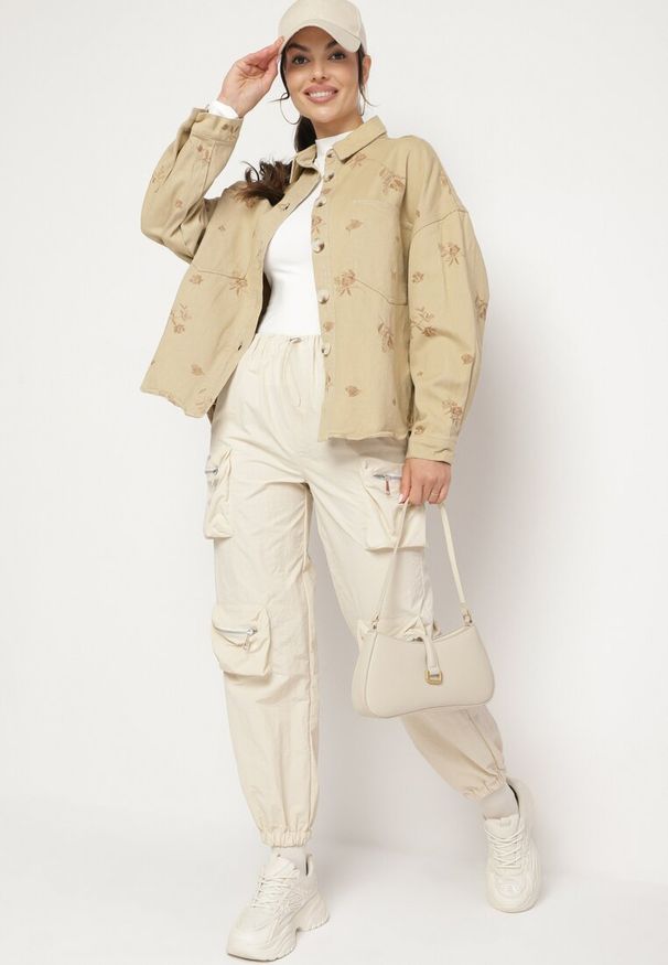 Born2be - Beżowa Kurtka Bawełniana Jeansowa o Koszulowym Fasonie z Ozdobnymi Haftami Nasandria. Okazja: na co dzień, do pracy, na spotkanie biznesowe. Kolor: beżowy. Materiał: jeans, bawełna. Wzór: haft. Sezon: wiosna, lato. Styl: casual, biznesowy, elegancki