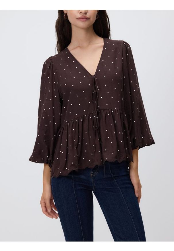 Reserved - Bluzka w groszki - ciemnobrązowy. Kolor: brązowy. Materiał: wiskoza, tkanina. Wzór: grochy