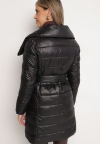 Born2be - Czarna Kurtka Pikowana Nikessa. Typ kołnierza: bez kaptura. Kolor: czarny. Materiał: materiał, tkanina. Długość: długie. Wzór: aplikacja #2