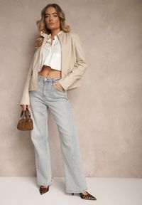 Renee - Beżowa Kurtka w Stylu Ramoneski z Ozdobnym Paskiem Sovvezia. Okazja: na co dzień, na spacer. Kolor: beżowy. Materiał: jeans. Długość: krótkie. Styl: casual, wizytowy