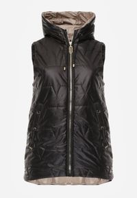 Born2be - Czarna Kamizelka z Nieodpinanym Kapturem i Geometrycznym Pikowaniem Kalousa. Okazja: na co dzień. Kolor: czarny. Materiał: jeans, dresówka. Długość rękawa: długi rękaw. Wzór: geometria. Styl: casual, klasyczny #1