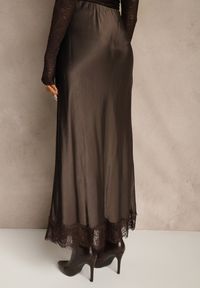 Renee - Brązowa Wiskozowa Spódnica Satynowa z Koronką Fedore. Okazja: na co dzień. Kolor: brązowy. Materiał: wiskoza, satyna, koronka. Wzór: koronka. Styl: casual, klasyczny #5