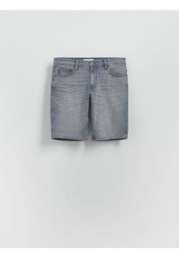 Reserved - Jeansowe szorty straight - jasnoszary. Kolor: szary. Materiał: jeans