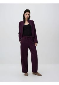 Reserved - Spodnie z dodatkiem wiskozy - ciemnofioletowy. Kolor: fioletowy. Materiał: wiskoza