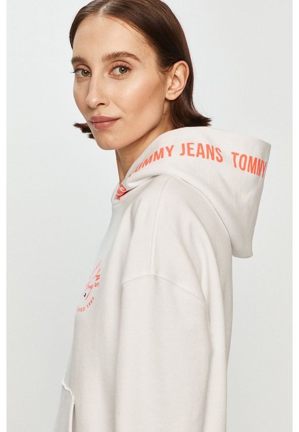 Tommy Jeans - Bluza bawełniana. Okazja: na co dzień. Typ kołnierza: kaptur. Kolor: biały. Materiał: bawełna. Długość rękawa: długi rękaw. Długość: długie. Styl: casual