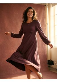 Sinsay - Sukienka midi z bufiastymi rękawami i marszczeniem z wiskozą - bordowy. Kolor: czerwony. Materiał: wiskoza. Długość: midi #1