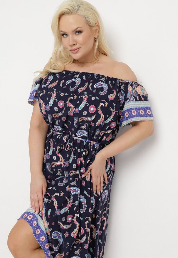 Born2be - Granatowa Bawełniana Sukienka Pudełkowa o Kroju Hiszpanki we Wzór Paisley z Paskiem Materiałowym Lenica. Typ kołnierza: dekolt hiszpanka. Kolor: niebieski. Materiał: materiał, bawełna. Wzór: paisley. Sezon: lato