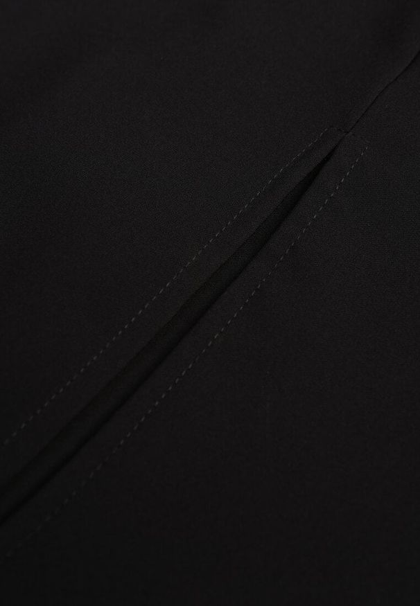 Renee - Czarne Spódnico-Spodenki High Waist z Ozdobnym Rozcięciem Sinessei. Stan: podwyższony. Kolor: czarny. Materiał: materiał. Styl: elegancki