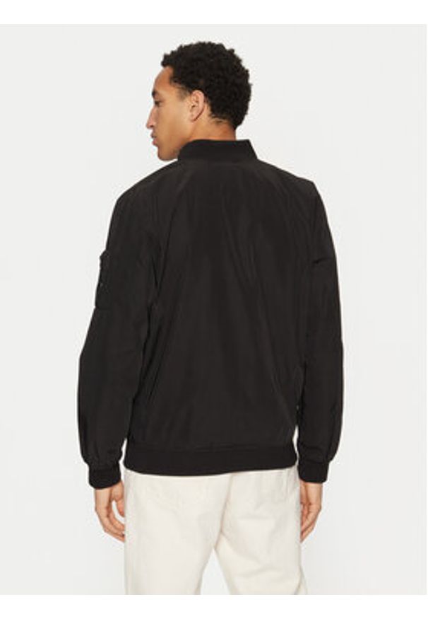 Guess Kurtka bomber M5RL02 WGU82 Czarny Regular Fit. Kolor: czarny. Materiał: syntetyk