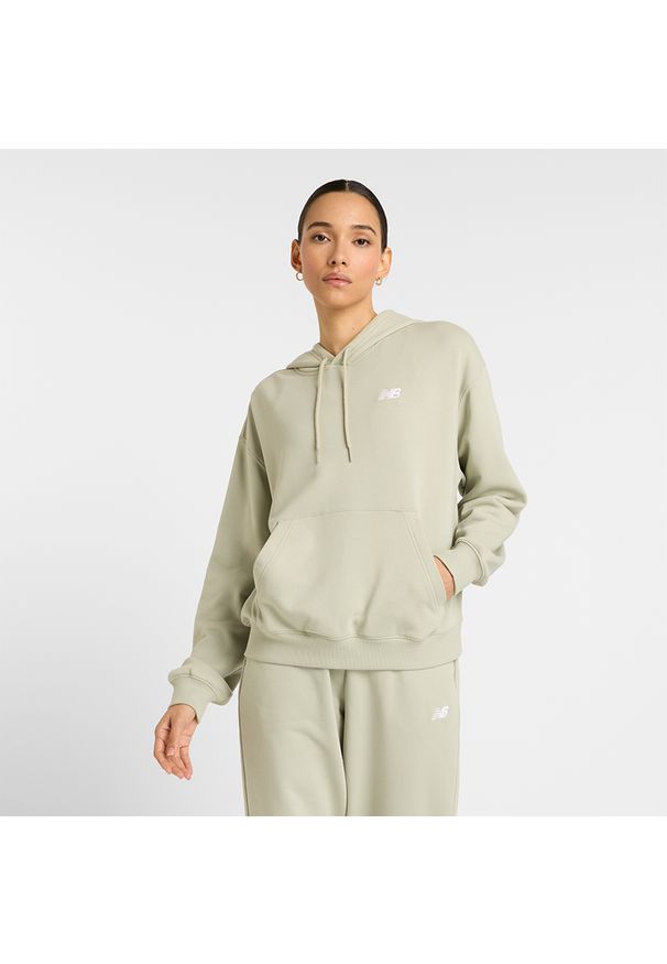 Bluza damska New Balance WT41507OVN – zielona. Okazja: na co dzień. Typ kołnierza: kaptur. Kolor: zielony. Materiał: bawełna, dresówka, poliester, prążkowany. Styl: casual, klasyczny