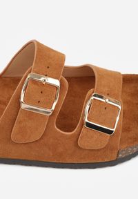 Renee - Camelowe Klapki Dorinore. Okazja: na co dzień. Kolor: brązowy. Styl: casual #7