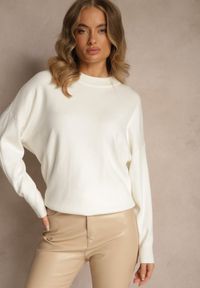 Renee - Biały Nietoperzowy Sweter w Minimalistycznym Stylu Raliava. Okazja: na co dzień. Kolor: biały. Materiał: skóra, jeans. Styl: casual, elegancki #3