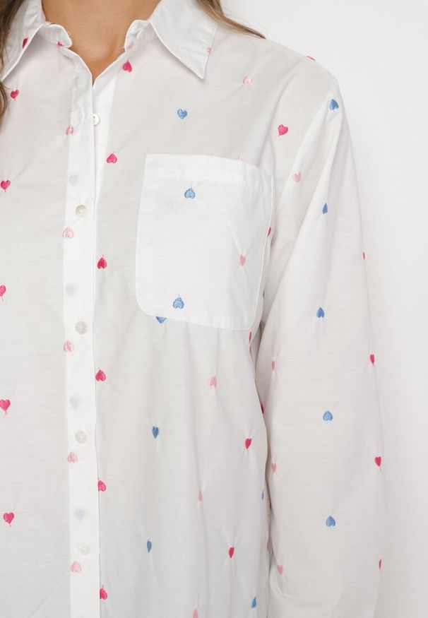 Born2be - Biała Koszula z Dodatkiem Bawełny Ozdobiona Kieszonką i Haftami Serc Meristia. Kolor: biały. Materiał: bawełna. Wzór: haft, aplikacja. Styl: elegancki