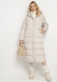 Born2be - Jasnobeżowa Pikowana Kurtka o Długim Kroju z Kapturem i Ściągaczami przy Rękawach Sassira. Okazja: na spacer, na co dzień. Typ kołnierza: kaptur. Kolor: beżowy. Materiał: jeans. Długość: długie. Styl: casual, elegancki #7