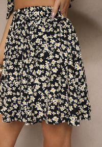 Renee - Czarno-Białe Spódnico-Szorty High Waist w Kwiaty Sunevra. Okazja: na co dzień. Stan: podwyższony. Kolor: czarny. Wzór: kwiaty. Sezon: lato. Styl: klasyczny, casual, elegancki #4