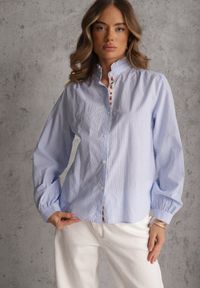 Renee - Niebieska Koszula z Bawełną Zdobiona Haftem i Stójką z Falbanką Linivia. Typ kołnierza: kołnierzyk stójkowy. Kolor: niebieski. Materiał: bawełna. Wzór: aplikacja, haft. Styl: boho #3