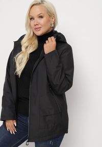 Born2be - Czarna Kurtka Wiatrówka z Nieodpinanym Kapturem i Ściągaczami Mevaria. Okazja: na spacer, na co dzień. Typ kołnierza: kaptur. Kolekcja: plus size. Kolor: czarny. Materiał: tkanina, jeans. Styl: casual #1