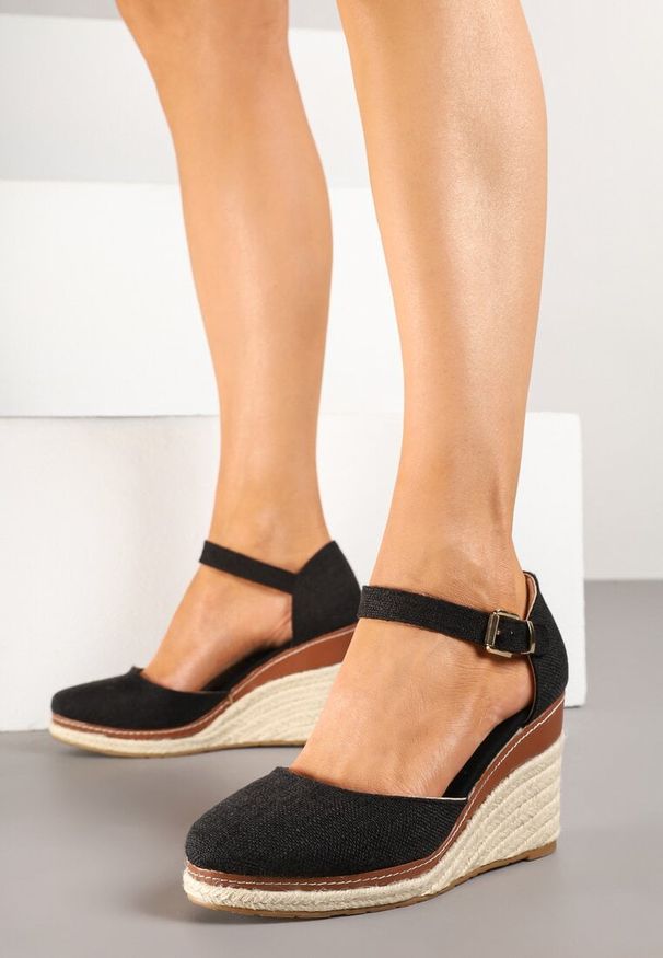 Renee - Czarne Sandały na Koturnie z Plecionką w Stylu Espadryli Alathria. Okazja: na co dzień. Zapięcie: sprzączka. Kolor: czarny. Sezon: lato. Obcas: na koturnie. Styl: casual, elegancki