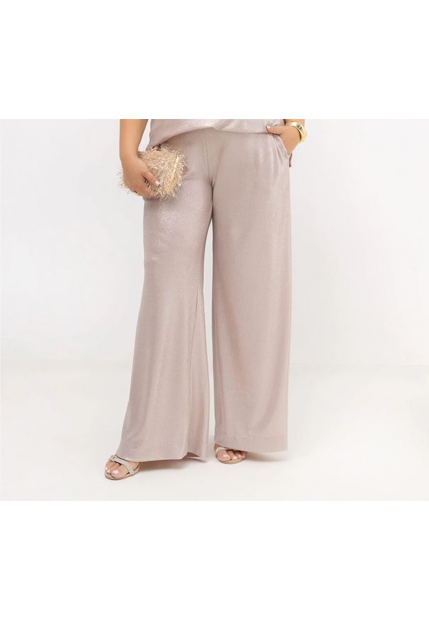 Moda Size Plus Iwanek - Eleganckie połyskujące spodnie damskie Asteria szerokie nogawki | PLUS SIZE OVERSIZE LATO. Okazja: na wesele, na imprezę, na sylwestra, na ślub cywilny. Kolekcja: plus size. Materiał: poliester, tkanina, elastan, materiał. Długość: krótkie. Sezon: lato. Styl: elegancki