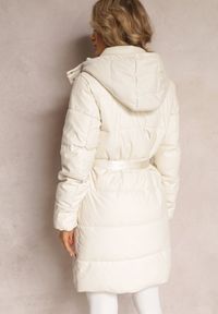 Renee - Jasnobeżowa Długa Kurtka z Paskiem Płaszcz z Okrągłą Saszetką w Komplecie Nabili. Kolor: beżowy. Długość: długie #2