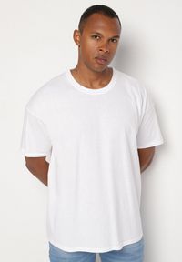 Born2be - Biała Koszulka T-shirt z Bawełny Fodarella. Okazja: na co dzień. Kolor: biały. Materiał: bawełna. Wzór: aplikacja. Styl: klasyczny, casual, elegancki #6