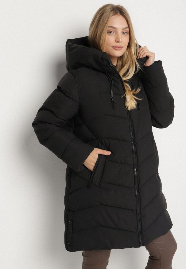 Born2be - Czarna Pikowana Kurtka o Prostym Kroju z Wysokim Kołnierzem i Kapturem Zenive. Okazja: na co dzień, do pracy. Kolekcja: plus size. Kolor: czarny. Materiał: poliester, dzianina, jeans. Styl: casual, elegancki