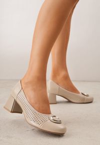 Born2be - Beżowe Ażurowe Czółenka na Słupku ze Skórzaną Wkładką i Ozdobnym Noskiem Cezelia. Okazja: na co dzień. Kolor: beżowy. Materiał: skóra. Wzór: ażurowy. Obcas: na słupku. Styl: casual, elegancki #1