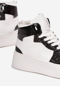 Born2be - Biało-Czarne Sneakersy na Grubej Płaskiej Podeszwie z Cholewką za Kostkę Ozdobione Brokatem i Metalicznymi Wstawkami Byreli. Wysokość cholewki: za kostkę. Kolor: biały. Szerokość cholewki: normalna. Wzór: aplikacja #2