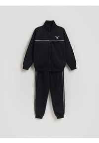 Reserved - Sportowy komplet z nadrukiem - czarny. Kolor: czarny. Materiał: dzianina, bawełna. Wzór: nadruk. Styl: sportowy #1