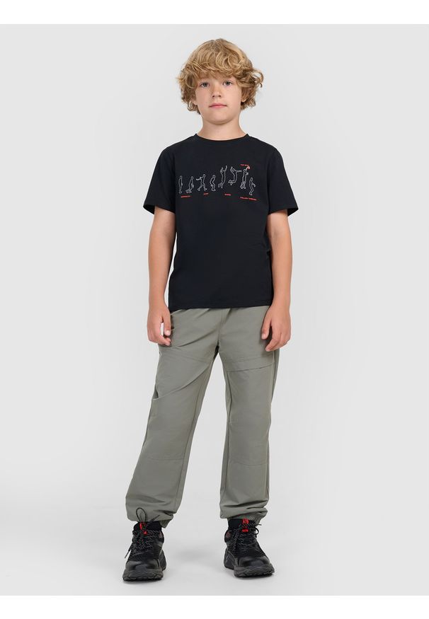 4f - 4F T-shirt regular z nadrukiem chłopięcy - czarny 122 (6-7 lat). Okazja: na co dzień. Kolor: czarny. Materiał: jersey, bawełna, materiał. Długość rękawa: krótki rękaw. Długość: krótkie. Wzór: nadruk. Sezon: lato. Styl: casual, klasyczny, sportowy