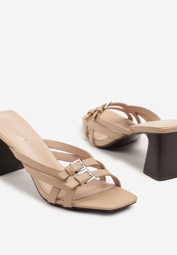 Renee - Beżowe Klapki na Słupku z Ozdobnymi Klamrami Nevale. Okazja: na co dzień, na spacer. Kolor: beżowy. Sezon: wiosna. Obcas: na słupku. Styl: casual, elegancki