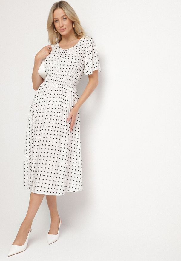 Born2be - Biała Sukienka z Bawełny Rozkloszowana w Kropki Toliennea. Okazja: na co dzień. Kolor: biały. Materiał: bawełna. Wzór: kropki. Styl: casual