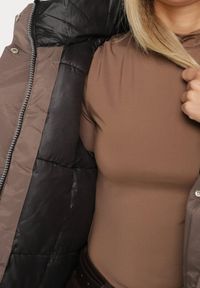 Born2be - Brązowa Pudełkowa Kurtka Typu Parka z Kapturem i Kieszeniami Kaithraea. Typ kołnierza: kaptur. Kolor: brązowy. Materiał: jeans. Sezon: zima. Styl: klasyczny, elegancki #6