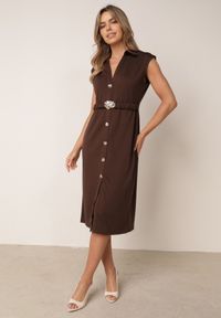 Born2be - Brązowa Sukienka z Wiskozy z Elastycznym Paskiem Ozdobną Klamrą i Guzikami Alcerine. Kolor: brązowy. Materiał: wiskoza. Styl: elegancki, klasyczny #6