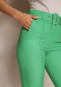 Renee - Zielone Materiałowe Spodnie z Wysokim Stanem i Paskiem Pylisa. Stan: podwyższony. Kolor: zielony. Materiał: materiał. Styl: klasyczny #2