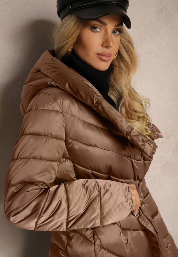 Renee - Brązowa Asymetryczna Kurtka z Pikowanym Przeszyciem Kapturem i Wiązanym Paskiem Tilisia. Okazja: na co dzień. Kolor: brązowy. Sezon: zima. Styl: elegancki, casual