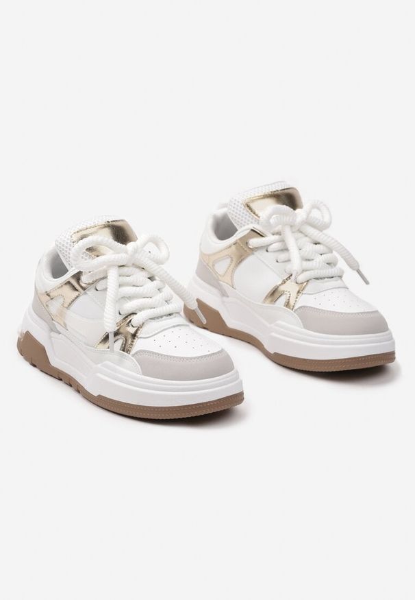Born2be - Biało-Złote Klasyczne Sznurowane Sneakersy na Płaskiej Podeszwie z Transparentną Wstawką Famarie. Nosek buta: okrągły. Zapięcie: sznurówki. Kolor: biały. Materiał: materiał. Obcas: na płaskiej podeszwie. Wysokość obcasa: niski