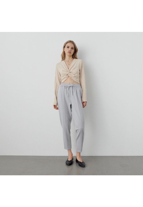 Reserved - Gładkie joggery - Jasny szary. Kolor: szary. Wzór: gładki