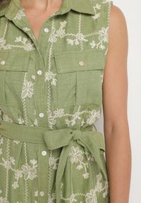 Born2be - Zielona Sukienka Bez Rękawów o Koszulowym Kroju z Paskiem Zdobiona Haftem Fodarela. Okazja: na co dzień. Kolor: zielony. Długość rękawa: bez rękawów. Wzór: aplikacja, haft. Sezon: lato. Typ sukienki: koszulowe. Styl: klasyczny, casual, elegancki #4