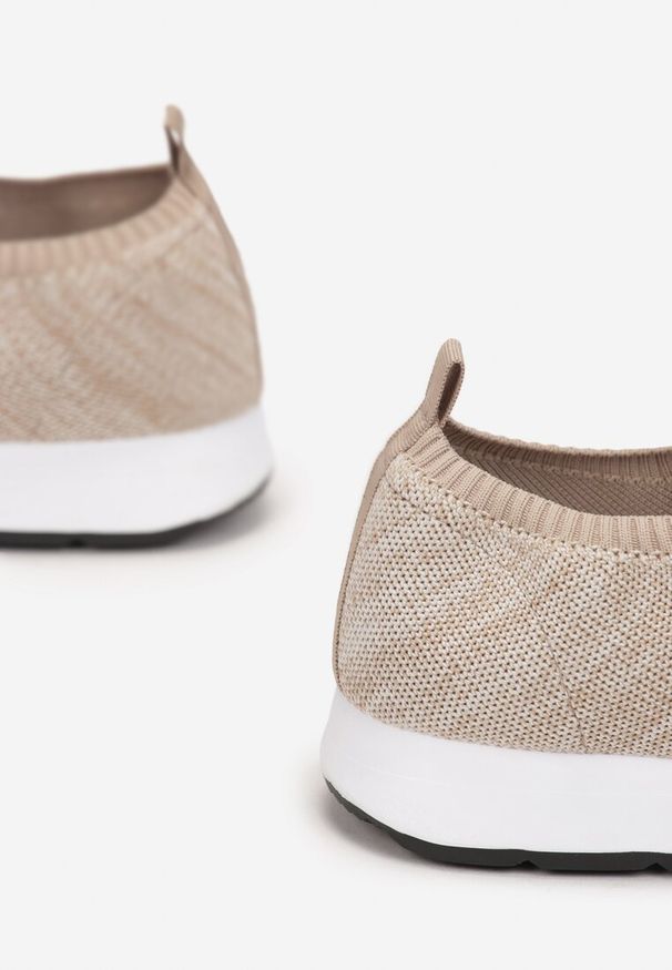 Born2be - Beżowe Buty Sportowe Thesitheme. Okazja: na spacer. Wysokość cholewki: przed kostkę. Nosek buta: okrągły. Zapięcie: bez zapięcia. Kolor: beżowy. Materiał: prążkowany, materiał. Szerokość cholewki: normalna. Sport: turystyka piesza, kolarstwo