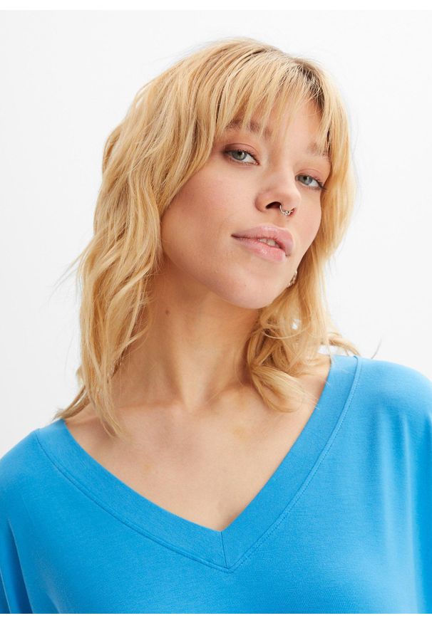 bonprix - Bluzka z lejącej mieszanki wiskozy. Kolor: niebieski. Materiał: elastan, wiskoza. Długość: długie