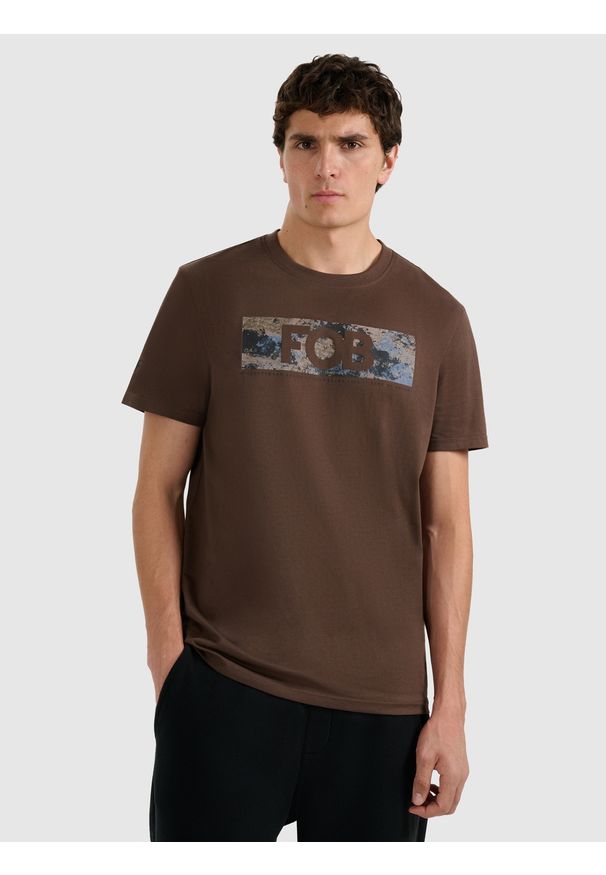 4f - 4F T-shirt regular z nadrukiem męski - brązowy M. Okazja: na co dzień. Kolor: beżowy. Materiał: skóra, materiał. Wzór: nadruk. Styl: casual