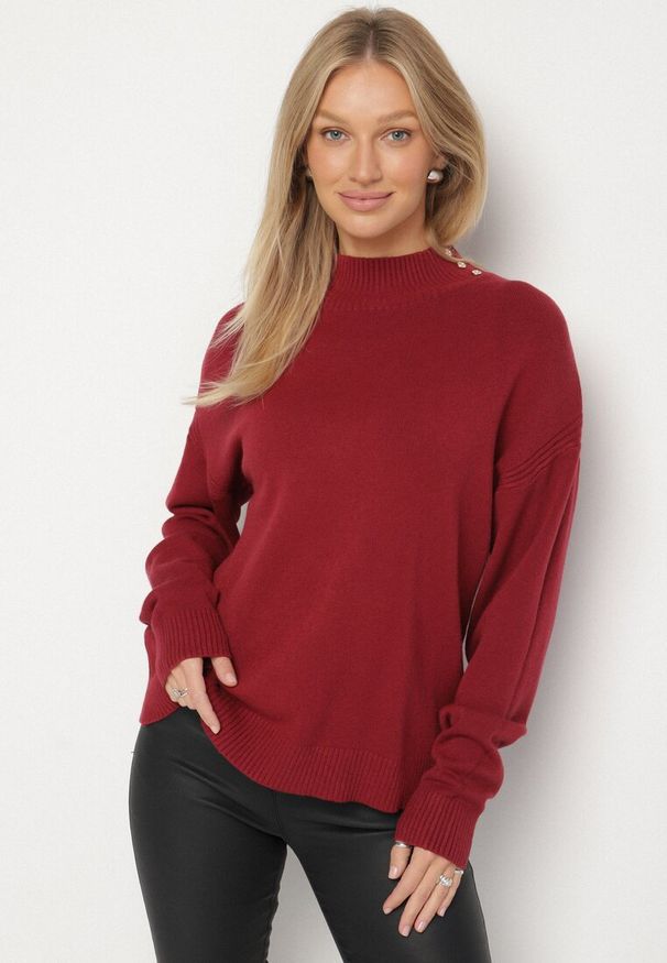 Born2be - Bordowy Golf z Metalicznymi Guzikami Aderlia. Okazja: do pracy, na co dzień, na spotkanie biznesowe. Typ kołnierza: golf. Kolor: czerwony. Materiał: jeans. Styl: klasyczny, casual, elegancki, biznesowy