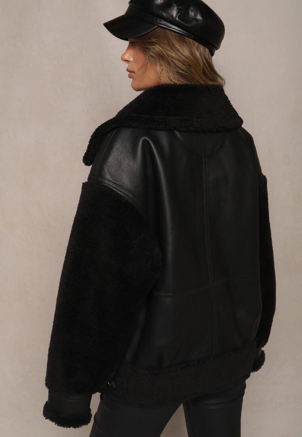 Renee - Czarna Kurtka Ramoneska z Futerkiem Mysteri. Okazja: na co dzień. Kolor: czarny. Materiał: futro. Wzór: paski. Styl: casual, elegancki