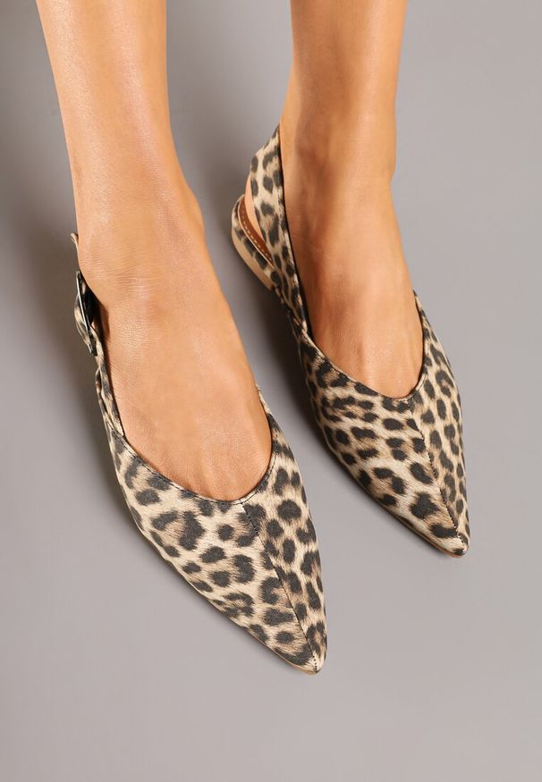 Renee - Panterkowe Sandały Typu Slingback Ozdobione Klamrą Banelias. Okazja: na co dzień. Zapięcie: klamry. Materiał: jeans. Wzór: aplikacja. Sezon: wiosna, lato. Styl: wizytowy, klasyczny, casual