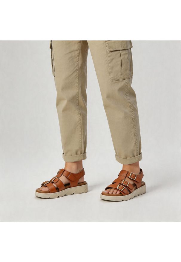 Sandały damskie Hee, cholewka ze skóry naturalnej paski z regulacją na klamry grubsza podeszwa casualowy styl, brązowe, 26100. Okazja: na co dzień. Zapięcie: klamry. Kolor: brązowy. Materiał: skóra. Wzór: paski. Styl: casual